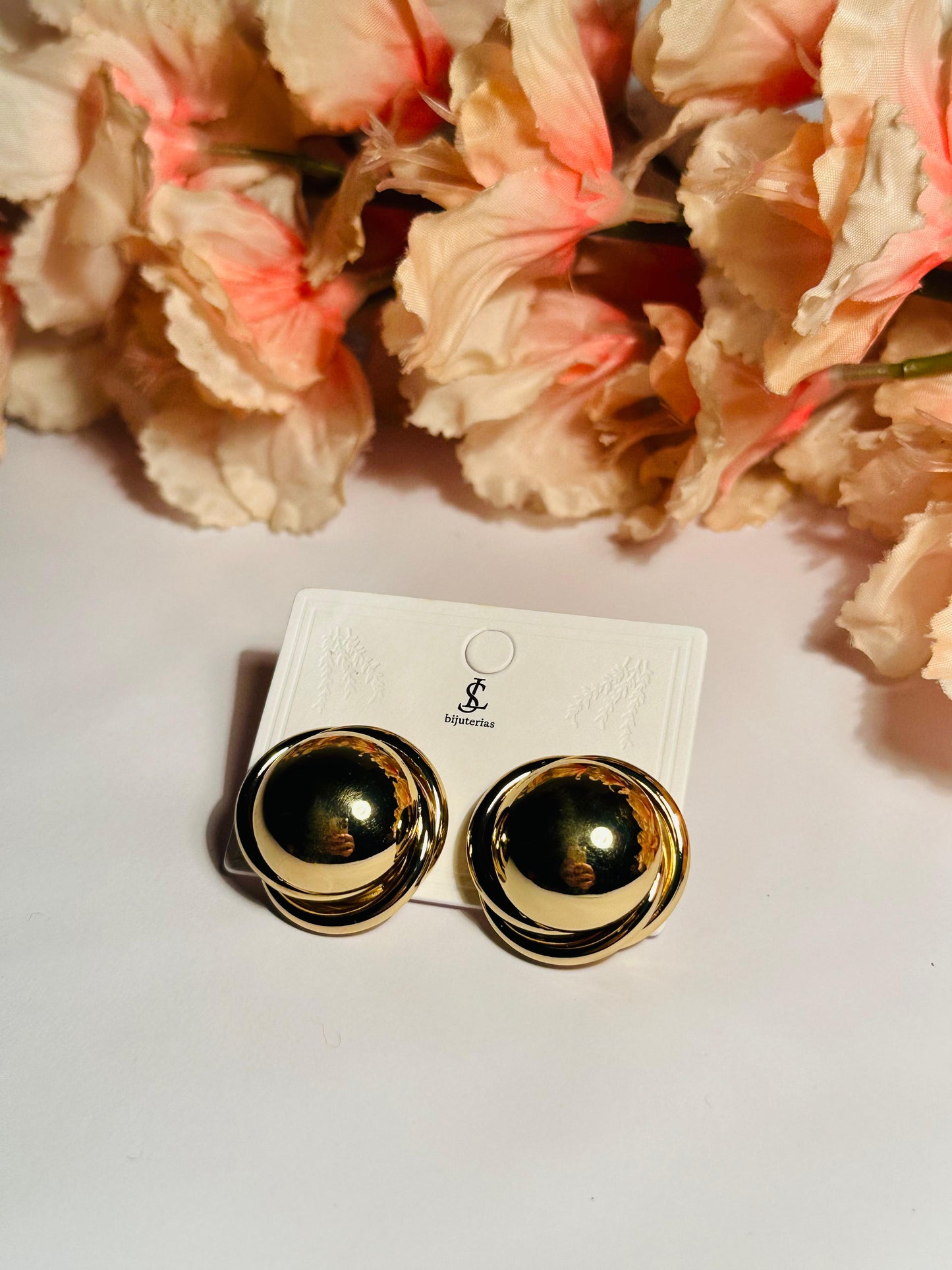 Round hoop studs
